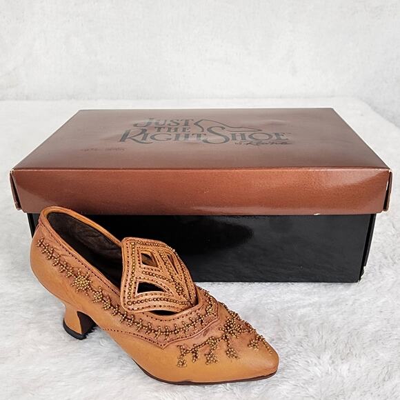 📽️ Courtly Riches- Just The Right Shoe. Mint Condition. NO COA includes Box - Picture 1 of 6
